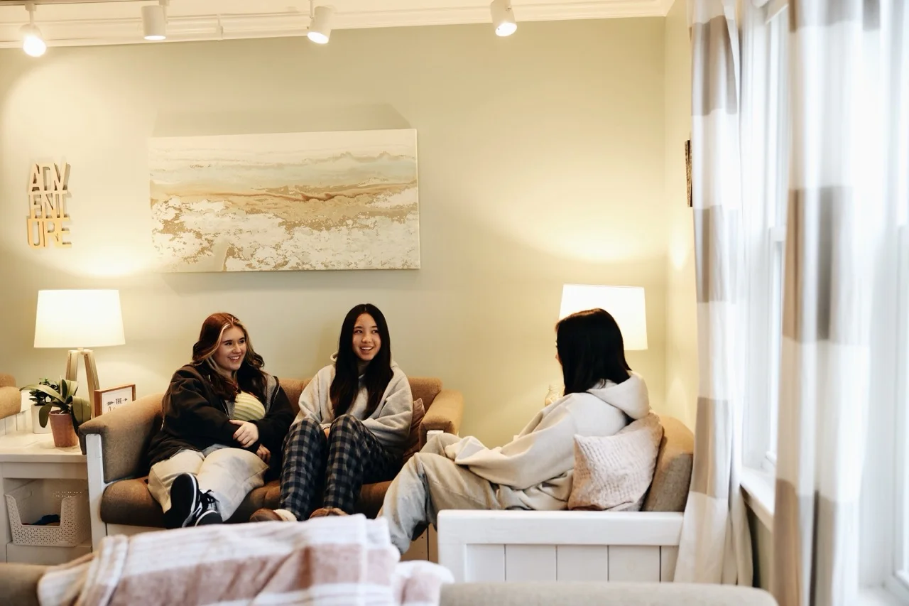 girls in dorm lounge