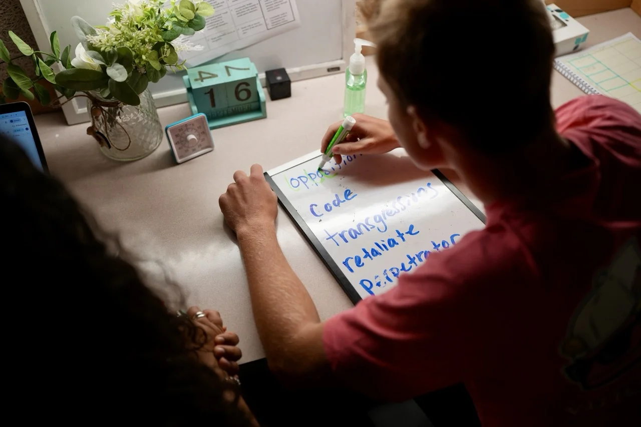 tutorial teacher working with student on decoding encoding syllabication