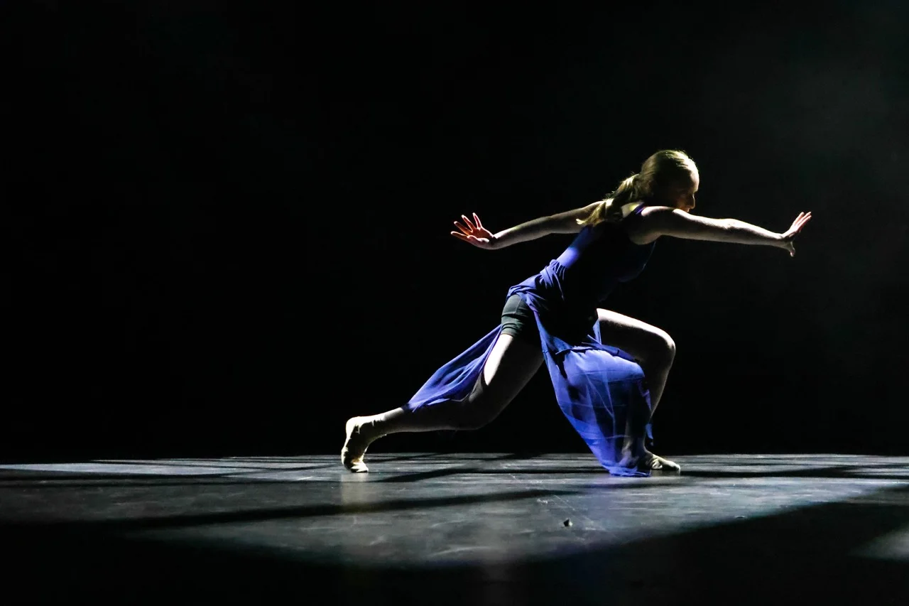 girl dancing on stage