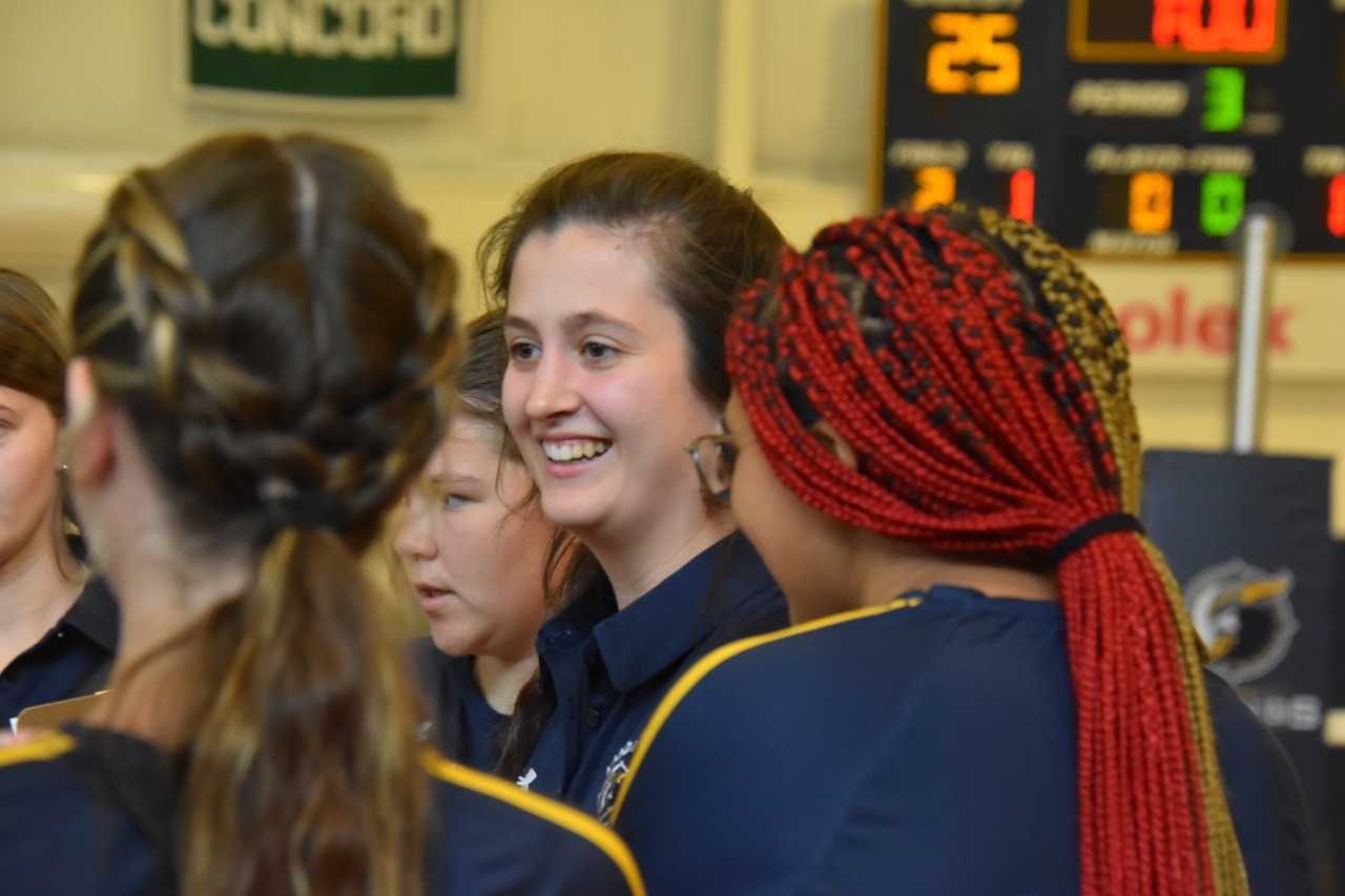 volleyball team huddle