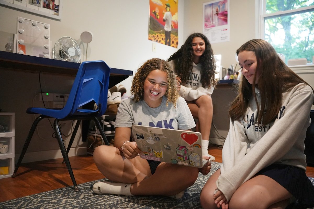 girls in dorm room